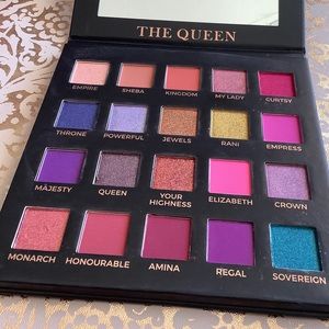 NWT gorgeous eyeshadow pallet, highly pigmented